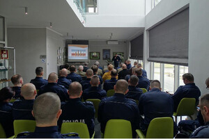 Zdjęcie przestawia odprawę roczną Komisariatu Policji w Olsztynku.