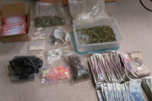 Zdjęcie przedstawia zabezpieczone pieniądze  i narkotyki.