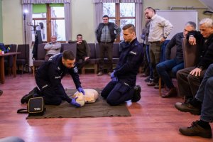 Zdjęcie przedstawia szkolenie prowadzone przez policyjnych instruktorów dla przedstawicieli Polskiego Związku Łowieckiego.