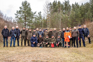 Zdjęcie przedstawia szkolenie prowadzone przez policyjnych instruktorów dla przedstawicieli Polskiego Związku Łowieckiego.