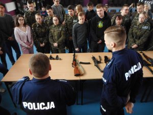 Zdjęcie przedstawia szkolenie klas mundurowych w Dobrym Mieście. Na zdjęciu znajdują się uczniowie oraz umundurowani policjanci.