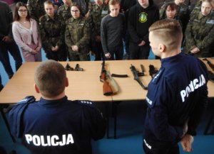Zdjęcie przedstawia szkolenie klas mundurowych w Dobrym Mieście. Na zdjęciu znajdują się uczniowie oraz umundurowani policjanci.