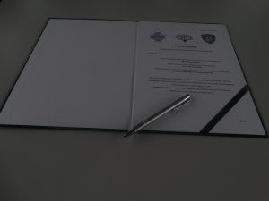 Zdjęcie przedstawia porozumienie podpisane w sprawie organizacji &quot;II Regionalnej Spartakiady Klas Mundurowych&quot;.