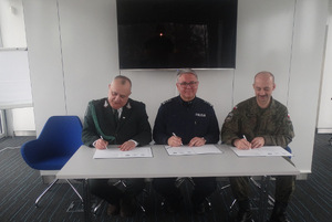 Zdjęcie przedstawia podpisanie porozumienia w sprawie organizacji "II Regionalnej Spartakiady Klas Mundurowych".