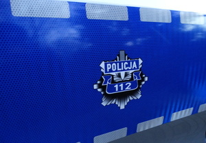 Zdjęcie przedstawia fragment policyjnego radiowozu.