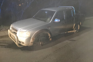 Zdjęcie  przedstawia uszkodzony pojazd.