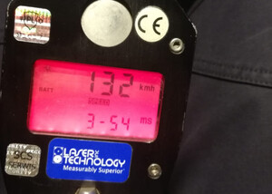 Zdjęcie przedstawia miernik prędkości policyjny