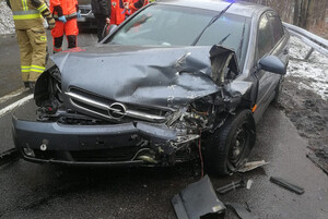 Zdjęcie przedstawia samochód uczestniczący w zdarzeniu drogowym.