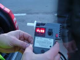 Zdjęcie przedstawia urządzenie do badanie zawartości alkoholu w organizmie.