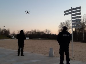 Policyjny dron wykorzystywany do kontroli przestrzeni publicznej.