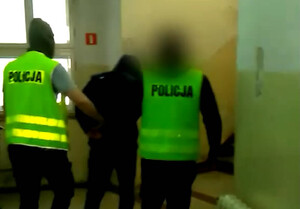 Zdjęcie przedstawia mężczyznę i dwóch nieumundurowanych policjantów.