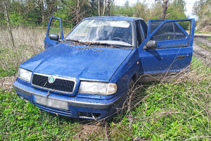 Zdjęcie przedstawia samochód osobowy koloru niebieskiego.