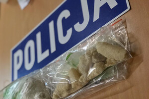 Zdjęcie przedstawia zabezpieczone narkotyki.
