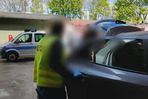 Zdjęcie przedstawia nieumundurowanego policjanta i zatrzymanego mężczyznę.