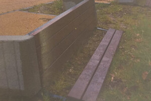 Zdjęcie przedstawia uszkodzoną ławkę w Biskupcu.