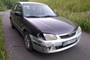 Zdjęcie przedstawia uszkodzone auto.