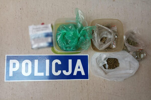 Zdjęcie przedstawia zabezpieczone narkotyki.