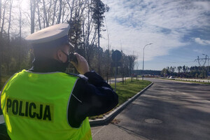 Zdjęcie  przedstawia policjanta ruchu drogowego.