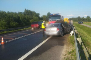 Zdjęcie przedstawia zdarzenie drogowe na DK 16 z udziałem 3 pojazdów.