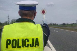 Zdjęcie przedstawia umundurowanego policjanta.