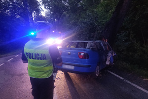 Zdjęcie przedstawia miejsce wypadku drogowego ze skutkiem śmiertelnym.