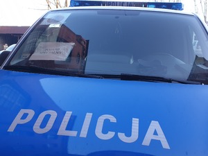 Zdjęcie przedstawia fragment policyjnego radiowozu.