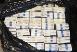 Zdjęcie przedstawia zabezpieczone papierosy.