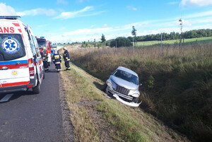 Zdjęcie przedstawia zdarzenie drogowe na DK 51 w pobliżu miejscowości Spręcowo.