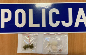 Zdjęcie przedstawia zabezpieczone narkotyki.