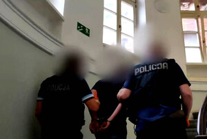 Zdjęcie przedstawia policjantów i zatrzymany mężczyznę.