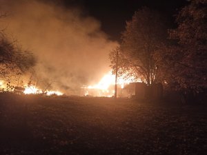 Zdjęcie przedstawia miejsce pożaru budynków w m. Tomaszkowo.
