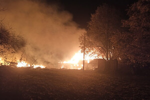 Zdjęcie przedstawia pożar budynków gospodarczych w m. Tomaszkowo.