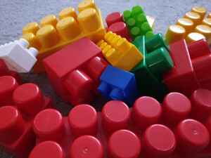 Zdjęcie przedstawia różnokolorowe zabawkowe klocki.