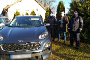 Zdjęcie przedstawia nieoznakowany radiowóz marki Kia a obok niego Wójt Gminy Stawiguda, Komendant KP Olsztynek i Kierownik PP Stawiguda.