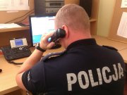 Zdjęcie przedstawia oficera dyżurnego rozmawiającego przez telefon.