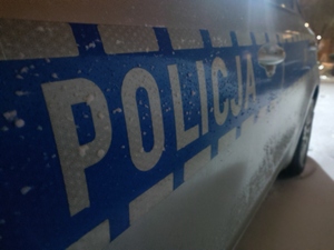 Zdjęcie przedstawia fragment policyjnego radiowozu.