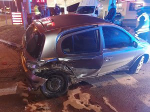Uszkodzony samochód na miejscu zdarzenia drogowego na ul. Bałtyckiej w Olsztynie