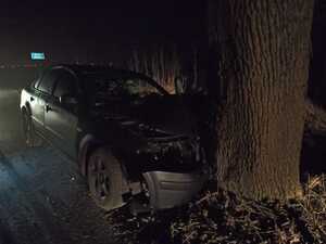 Zdjęcie przedstawia miejsce zdarzenia drogowego w pobliżu m. Rączki - osobowy vokswagen, który uderzył w drzewo.