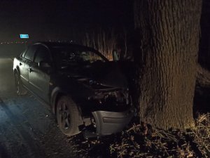 Zdjęcie przedstawia miejsce zdarzenia drogowego w pobliżu m. Rączki - osobowy vokswagen, który uderzył w drzewo.