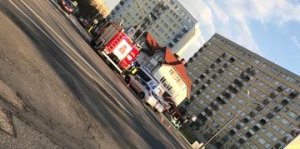 Kolizja drogowa na jednym z olsztyńskich skrzyżowań. Na zdjęciu widoczny radiowóz policyjny. Na pierwszym planie znajduje się auto z uszkodzonym przodem, pojazd m-ki hyundai koloru srebrnego.