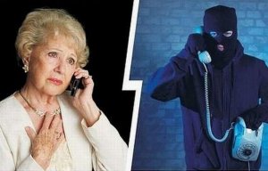 Zdjęcie przedstawia starszą kobietę rozmawiającą przez telefon i zamaskowanego mężczyznę.
