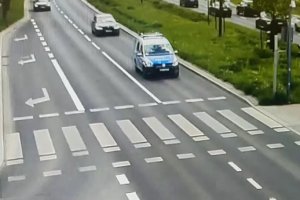 Przejazd radiowozu oraz pilotowanego samochodu osobowego ulicami Olsztyna