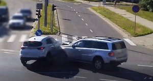 Zdjęcie przedstawia kard z filmu ze zdarzenia drogowego.