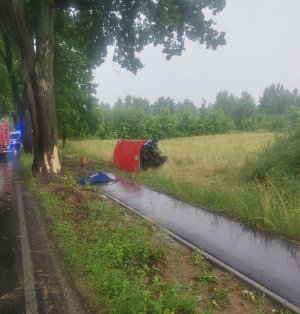Zdjęcie przedstawia miejsce wypadku drogowego ze skutkiem śmiertelnym na ul. Olsztyńskiej w Jonkowie.