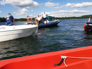 Policyjni wodniacy podczas interwencji na jez. Ukiel