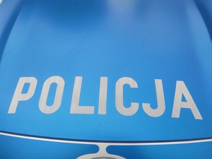 Zdjęcie przedstawia fragment policyjnego radiowozu.