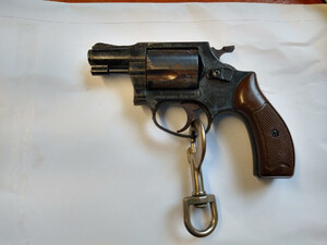 Zdjęcie przedstawia zabezpieczoną jednostkę broni palnej.