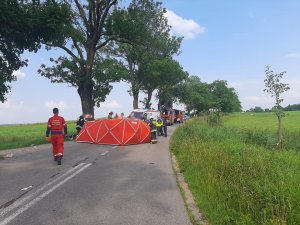 Zdjęcie przedstawia miejsce tragicznego w skutkach zdarzenia drogowego na trasie Świątki-Ostróda.