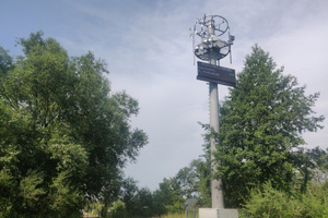 Zdjęcie przedstawia maszt systemu sygnalizacji ostrzegawczej przed niebezpieczeństwem pogodowym