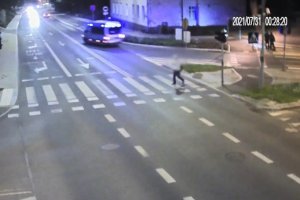 Zdjęcie przedstawia kadr z filmu przedstawiającego policyjny pościg ulicami Olsztyna.